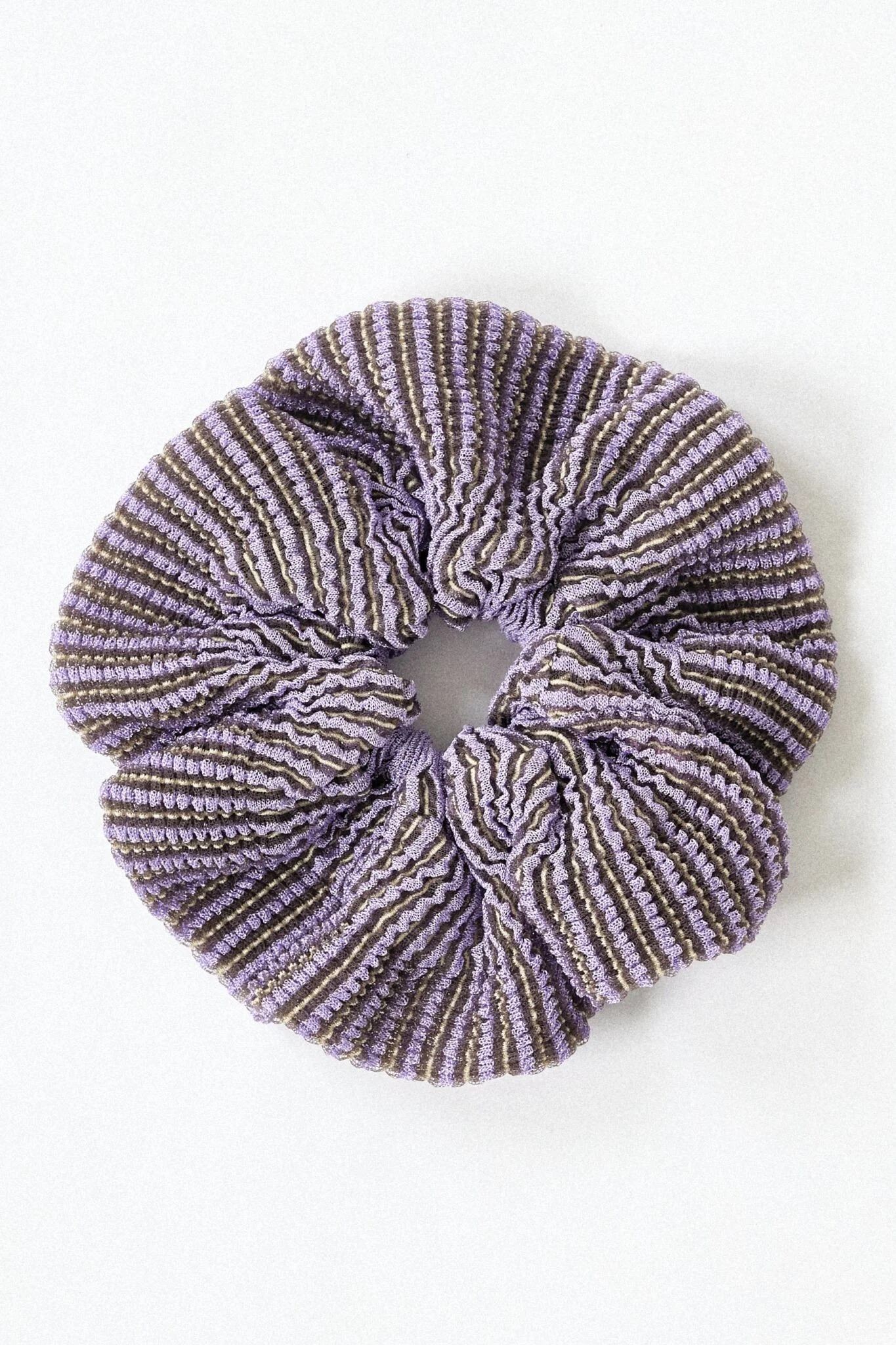 Dahlia Scrunchie in lillac, knitted with glitter stripes