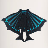 Scallop Collar in navy and turquoise is a 3D jacquard knitted collar in merino wool with scallop edges. This collar is a functional styling pieces, that will keep your neck area warm, while adding some drama to your outfit. The textile is soft, non-itchy and stretchy with a coral like surface. Detailed with ties to adjust the fit with. Also available in khaki.