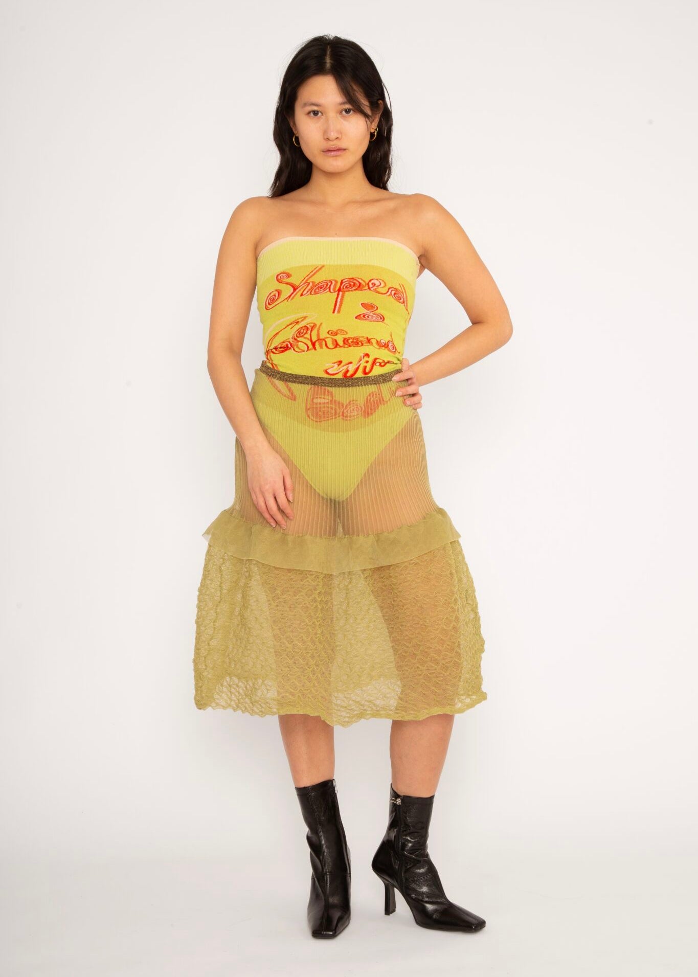 Bubble Midi Skirt in khaki is a transparent knitted trumpet skirt in a ribbed bubble texture. The skirt has a body fitted upper part and voluminous bottom. Detailed with ruffles and a melange rim with logo in the back. the textile is lightweight, delicate and very flexible, meaning the skirt adapts to body wearing it. The Bubble Midi Skirt is also available in black and comes in 2 different sizes.