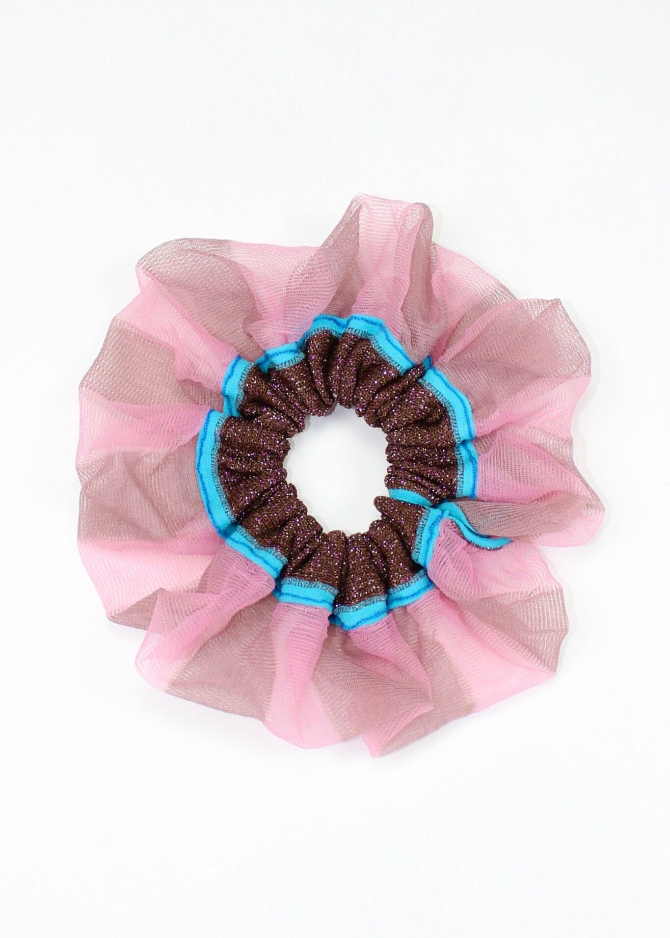 Petunia Scrunchie in tanned and pink is a knitted scrunchie in bold stripes. Made of transparent and shimmery yarns.