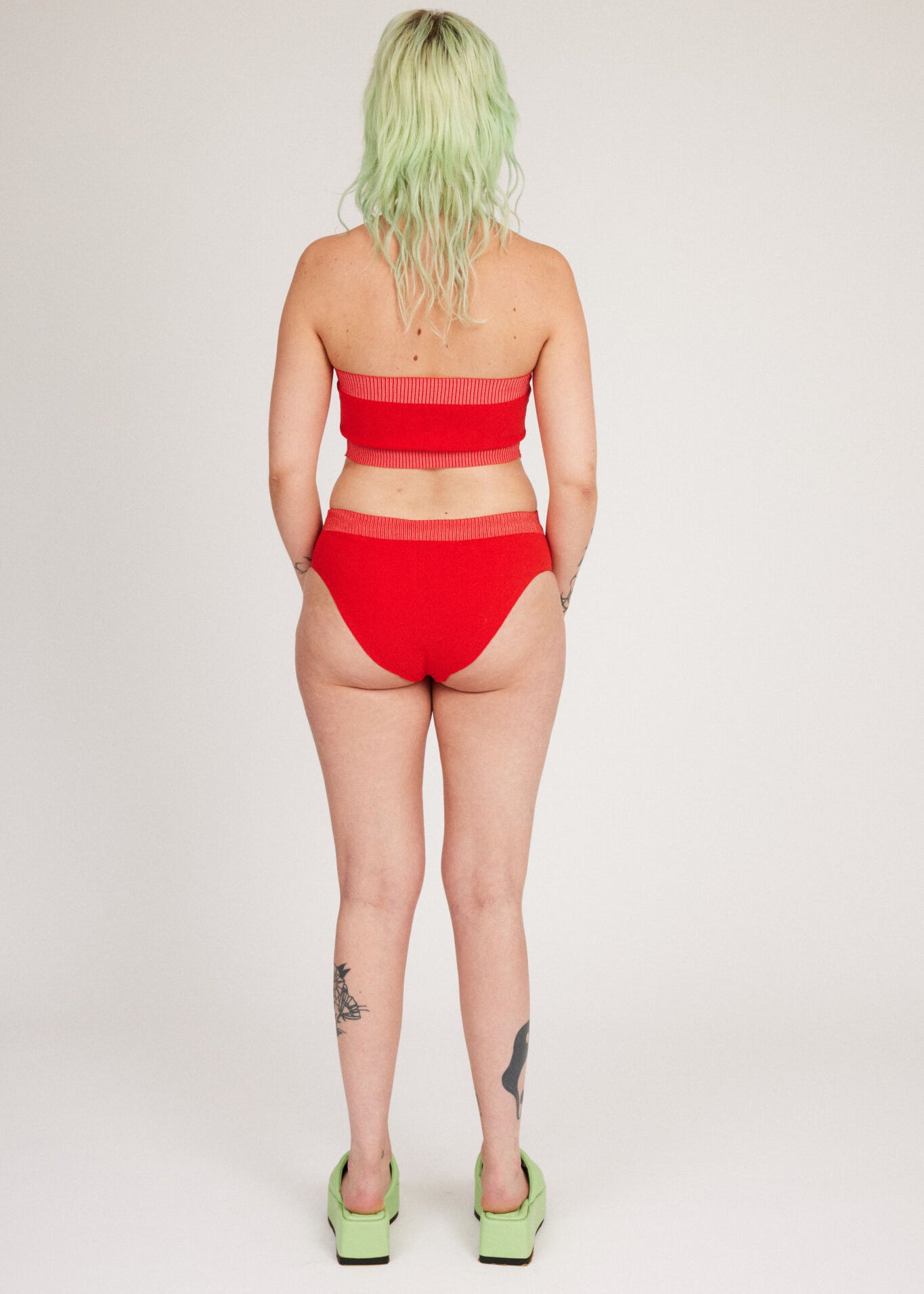 Spring Bloomer Top i rød og pink er en strikket sporty tube top med logo og ribkanter. Strikket i et kropsnært, men fleksibelt materiale, der tilpasser sig kroppen. Kan mikses og matches med Spring Bloomer Panty og kan bruges som badetøj.