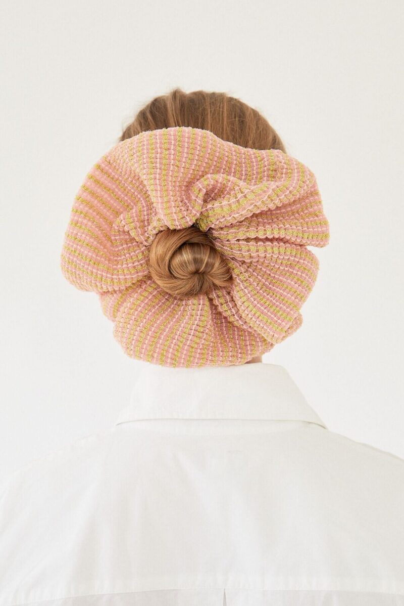 Dahlia Scrunchie in pink, knitted with glitter stripes