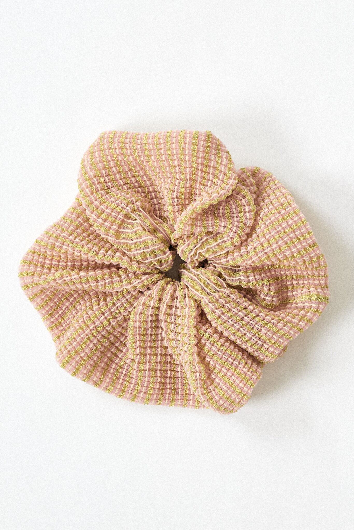Dahlia Scrunchie in pink, knitted with glitter stripes