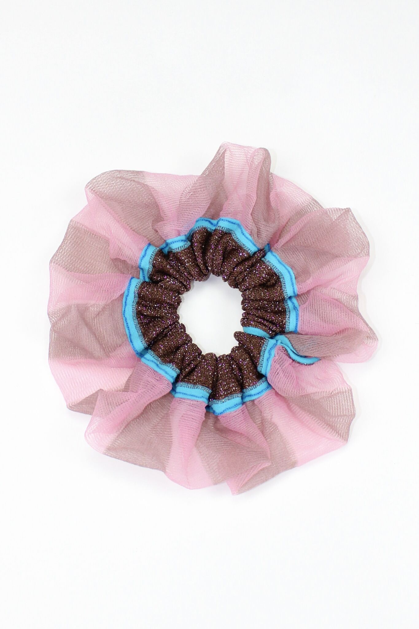 Petunia Scrunchie in tanned and pink is a knitted scrunchie in bold stripes. Made of transparent and shimmery yarns.