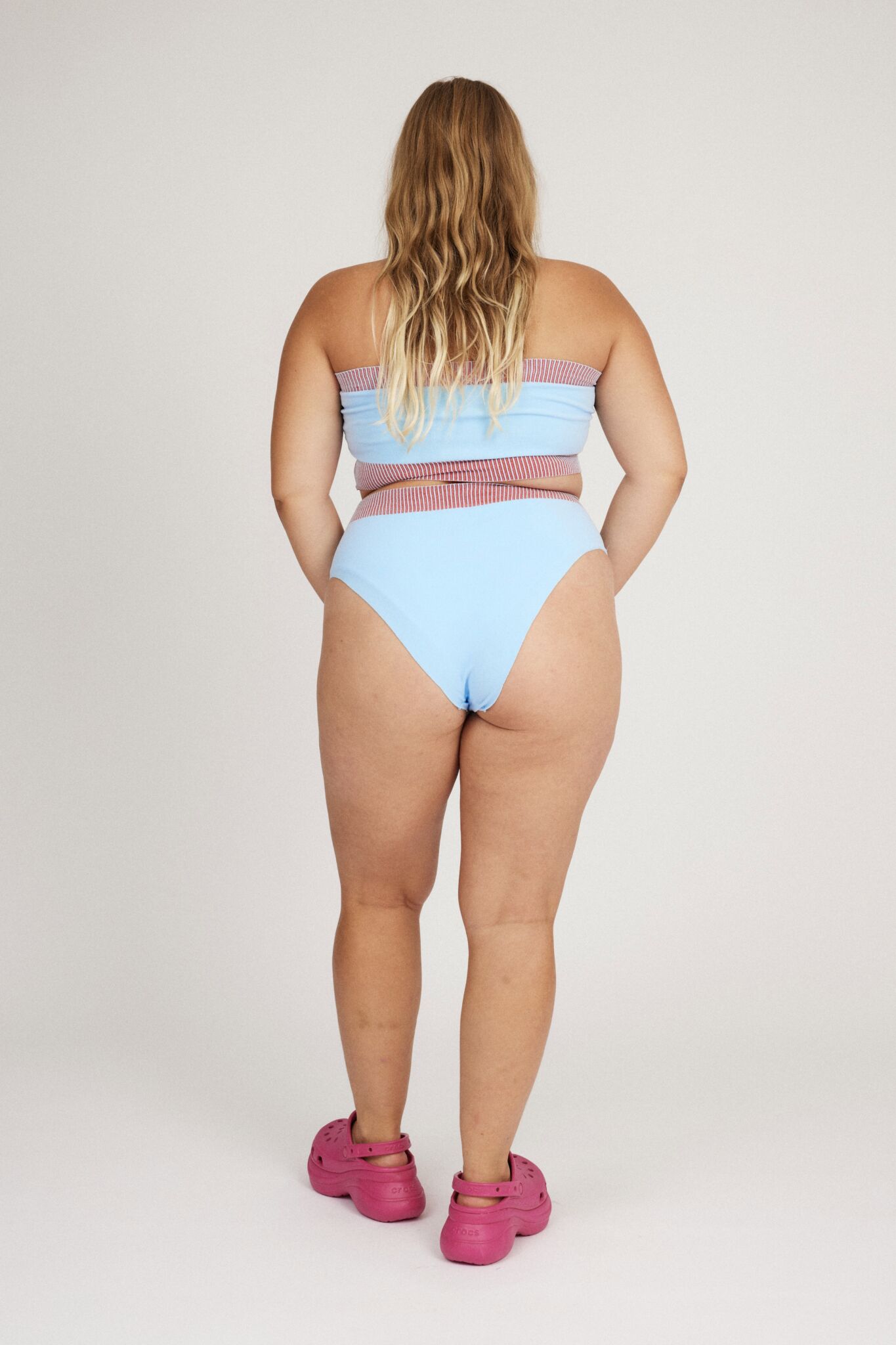 Spring Bloomer Top in light blue and red is a knitted sporty tube top with logo and ribbed edges. Knitted in a body fitted, yet flexible material that adapts to the body. Can be mixed and matched with Spring Bloomer Panty and be used as swimwear.