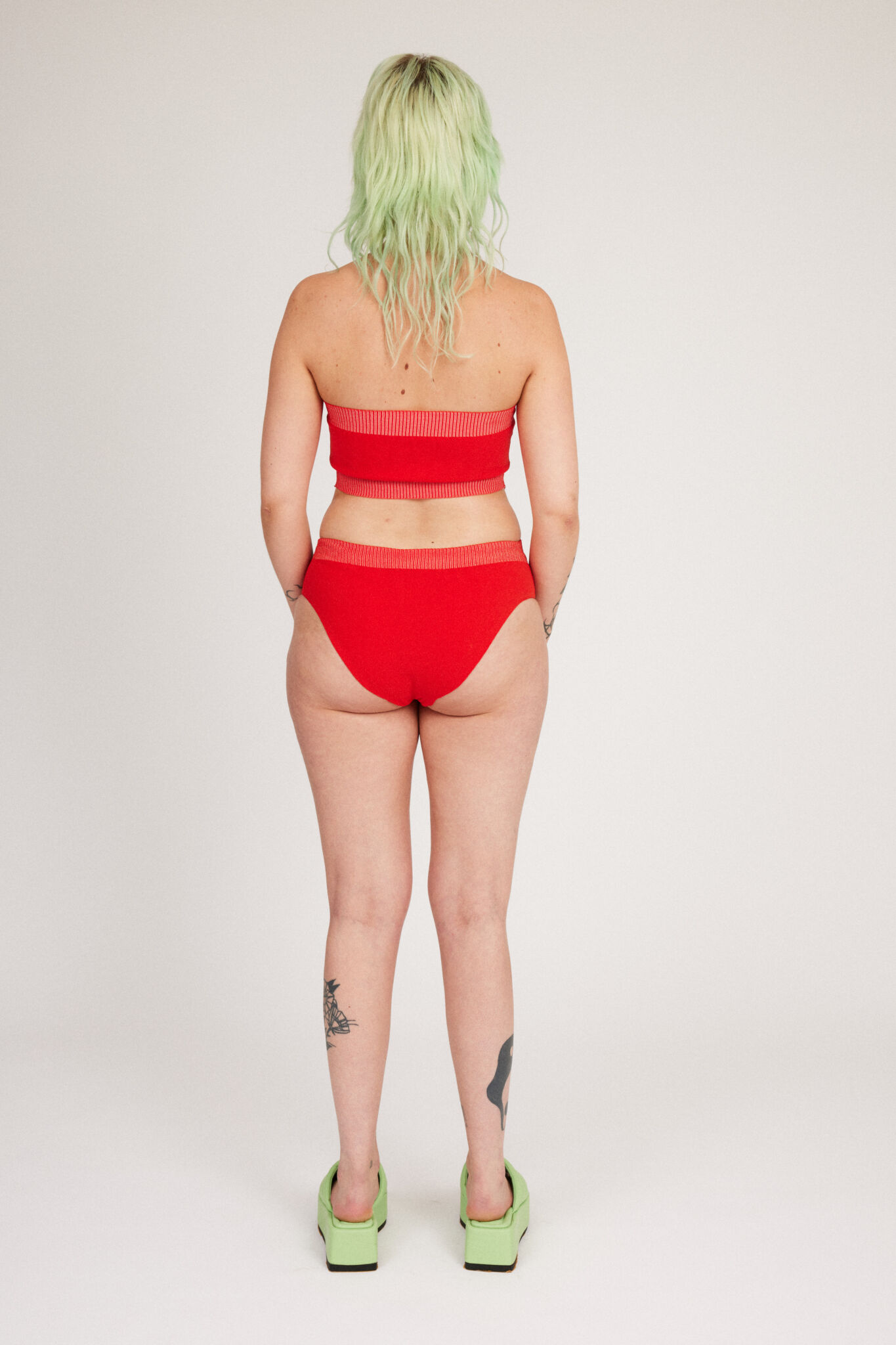 Spring Bloomer Top in red and pink is a knitted sporty tube top with logo and ribbed edges. Knitted in a body fitted, yet flexible material that adapts to the body. Can be mixed and matched with Spring Bloomer Panty and be used as swimwear.